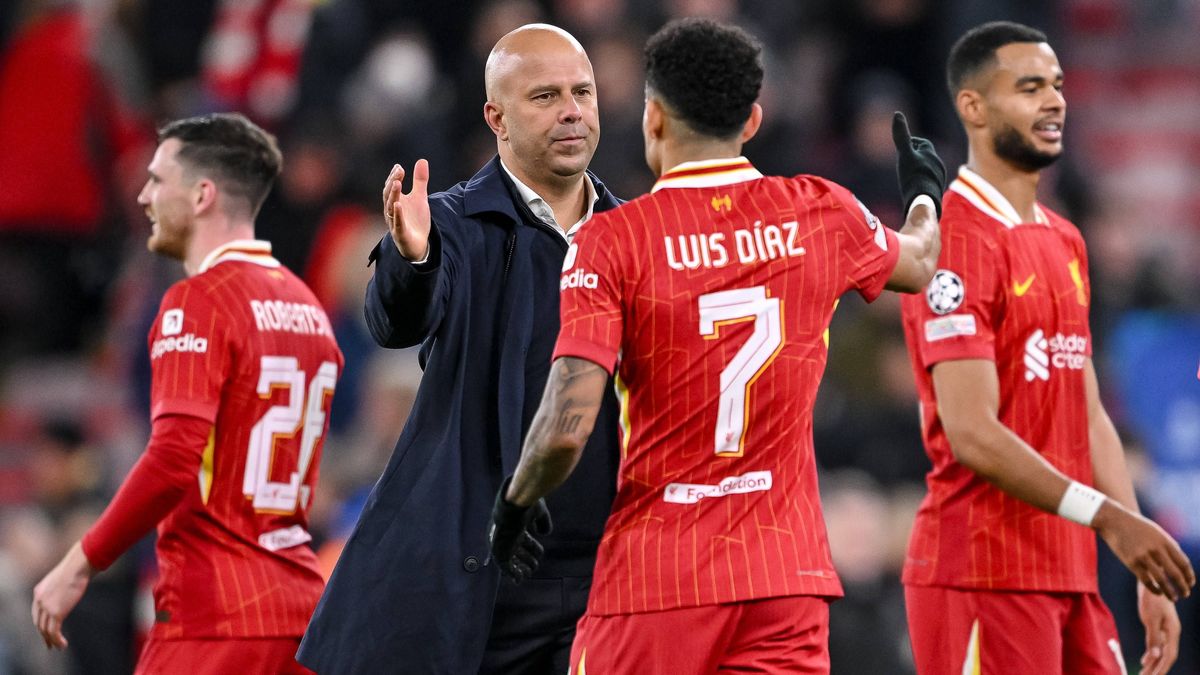 Trainer Arne Slot (Liverpool FC) und Luis Diaz (Liverpool FC) high-five each other during the UEFA Champions League 2024 25 League Phase MD5 match between Liverpool FC and Real Madrid C.F. at Anfie...