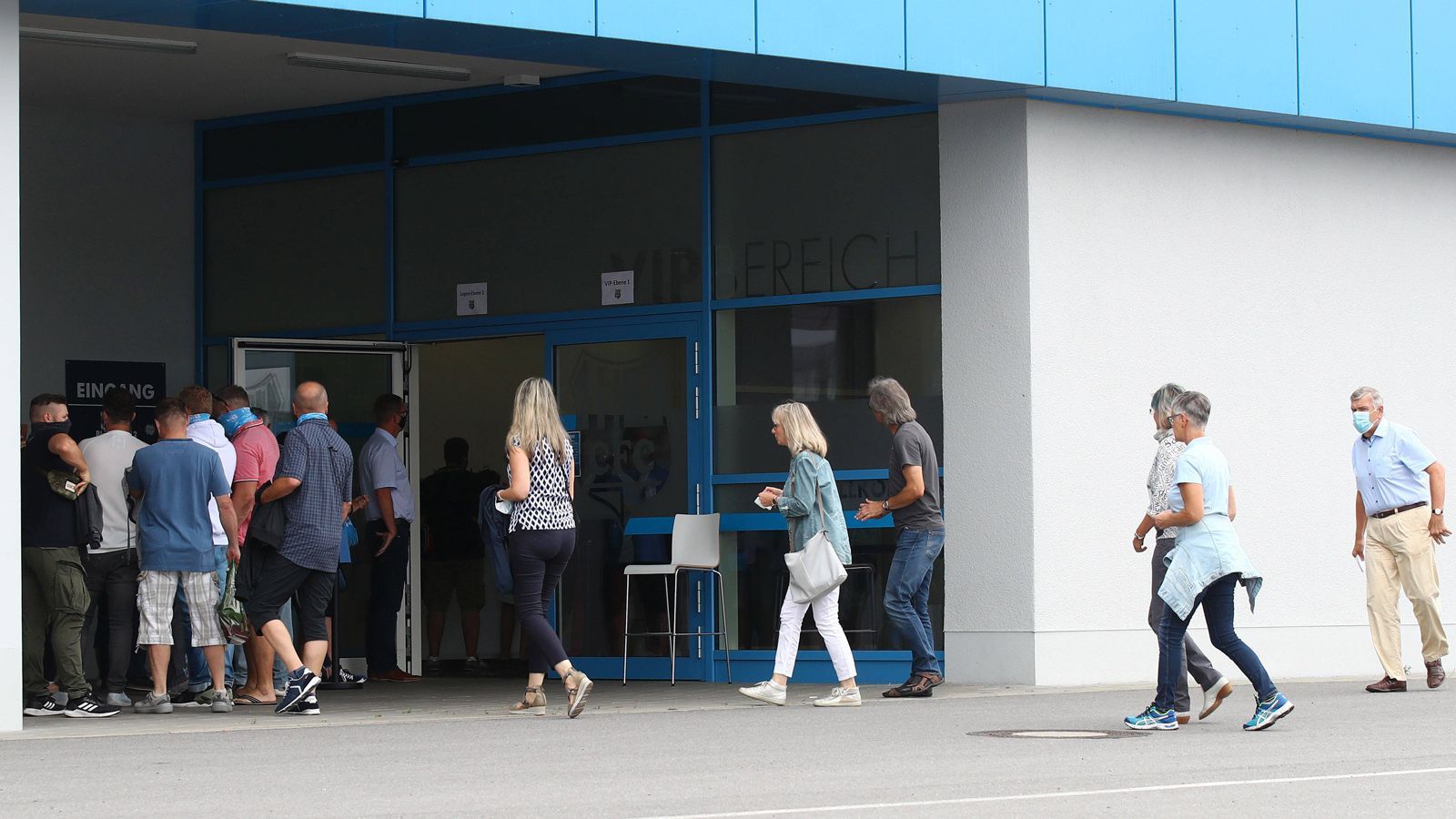 
                <strong>Regionalliga-Start nach Corona: So liefen die ersten Pflichtspiele mit Fans</strong><br>
                Die Regionalliga Nordost startete am vergangenen Wochenende in die neue Saison - und das als hochklassigste deutsche Liga, bei der Fans im Stadion zugelassen waren. Aufgrund der Corona-Krise natürlich mit Einschränkungen, die je nach Bundesland etwas unterschiedlich waren. ran.de erklärt, wie der Saisonauftakt ablief. 
              