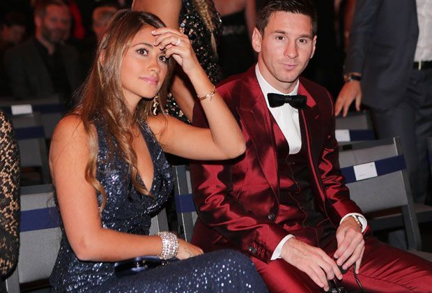 
                <strong>Freundin</strong><br>
                Hinter jedem starken Mann steht eine starke Frau. So auch bei den Kickern. Messi kennt seine Freundin Antonella Roccuzzo bereits seit dem 5. Lebensjahr. Das Paar ist seit 2008 zusammen und hat mittlerweile einen Sohn.
              