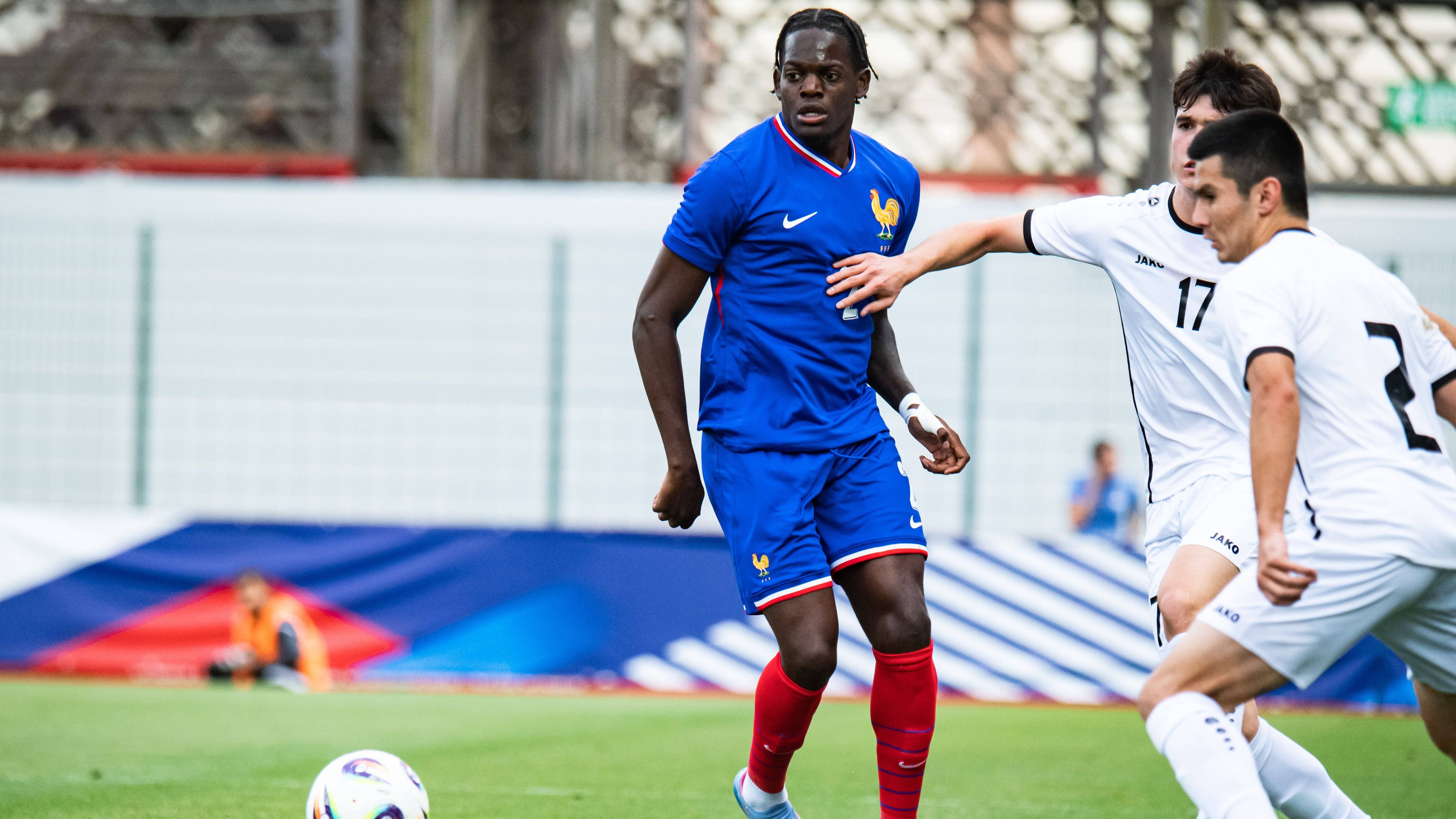 <strong>Castello Lukeba&nbsp;(Frankreich)</strong><br>In Frankreichs Abwehr ist ebenfalls Bundesliga-Know-How gefragt, dort spielt Leipzigs Castello Lukeba. Der 22-Jährige aus Lyon hat sogar schon A-Länderspiel-Erfahrung gesammelt und ist mit über 20 U21-Einsätzen auch einer der erfahrensten Akteure in Frankreichs EM-Kader. In Leipzig hat der Innenverteidiger noch einen langfristigen Vertrag bis zum Sommer 2029.