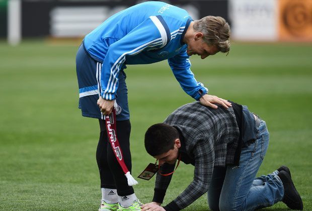 
                <strong>Flitzer von Bastian Schweinsteiger</strong><br>
                Los ging es aber schon bei den Trainingseinheiten der DFB-Elf in Tiflis. Auch dabei gelang es Einheimischen, sich ungehindert den Stars der Gäste zu nähern.
              