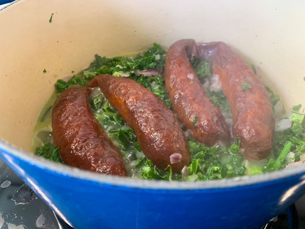 Es ist das klassische Rezept: Grünkohl mit Pinkel. Die Variante mit der Rohwurst Mettenden ist ideal für die kalten Herbst- und Winter-Tage und liefert eine extra Portion Vitamine.