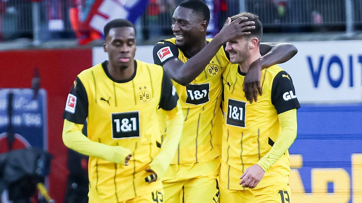 Tor fuer Dortmund 1:0 durch Serhou Guirassy (Borussia Dortmund 09), Jubel im Team Dortmund Serhou Guirassy (Borussia Dortmund 09) und Pascal Gross (Borussia Dortmund, 13) freuen sich GER, 1.FC Heid...