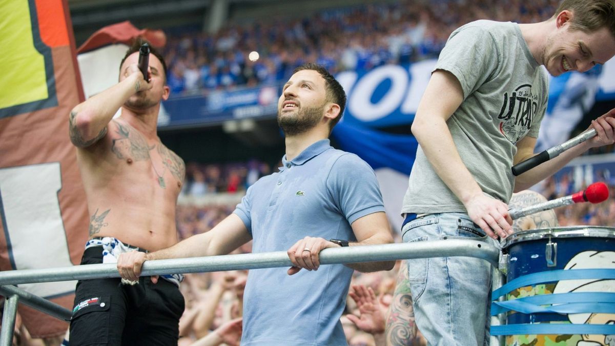 April 2018: Tedesco feiert den Derbysieg auf dem Zaun