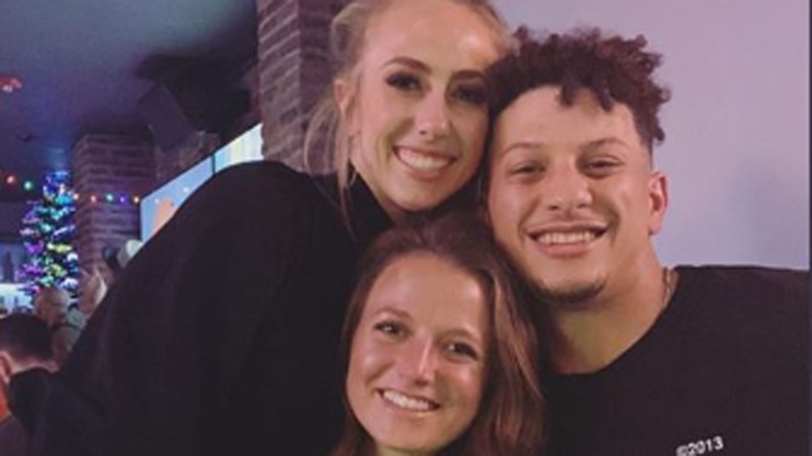 
                <strong>Patrick Mahomes und Brittany Matthews: Die Verlobung in Bildern</strong><br>
                Auch Chestley Strothe, eine Fußballspielerin von den Utah Royals, freute sich mit dem zukünftigen Ehepaar.
              