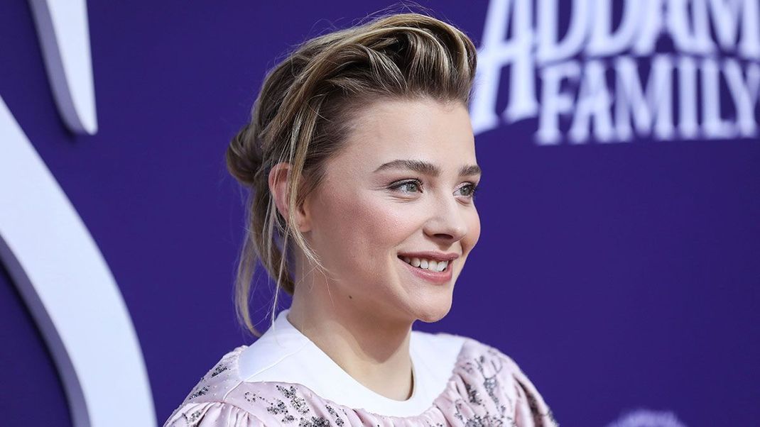 Chloë Grace Moretz macht es vor und zeigt euch, wie Ihr den trendigen Haarschnitt den Shag Cut tragen solltet. Mehr dazu findet Ihr im Beauty-Artikel.