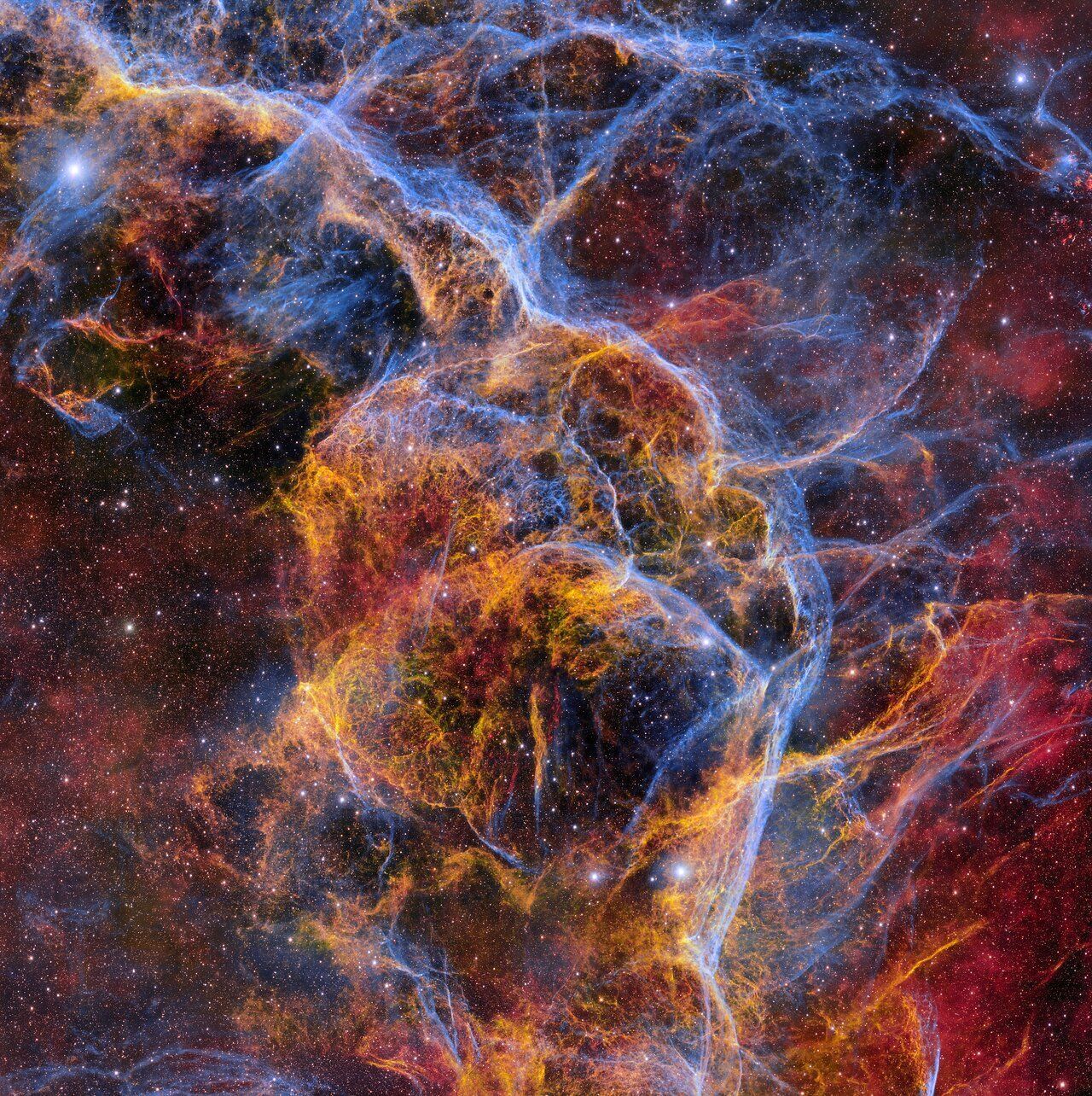 Die Dark Energy Camera in Chile  hat ein hochauflösendes Bild einer rund 11.000 Jahre alten Supernova aufgenommen. Deren Überreste fliegen weiterhin durchs All und breiten sich nach wie vor aus. Das Bild selbst ist eine Komposition aus drei Aufnahmen, die später übereinander gelegt wurden. 