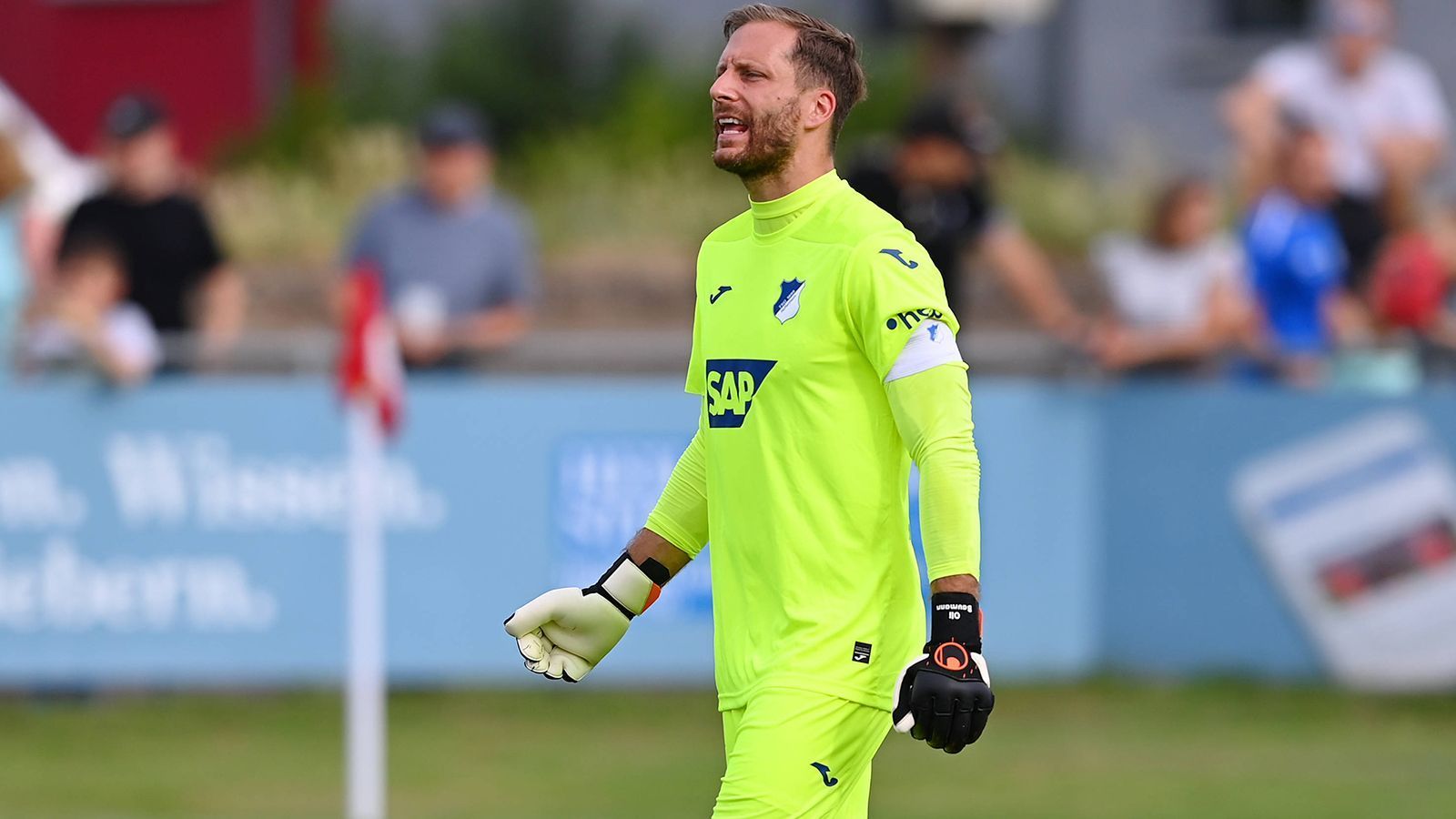 
                <strong>TSG 1899 Hoffenheim </strong><br>
                Oliver Baumann ist eine Instanz in Sinsheim. Auch in der kommenden Spielzeit führt er die Kraichgauer als Kapitän auf den Platz.
              