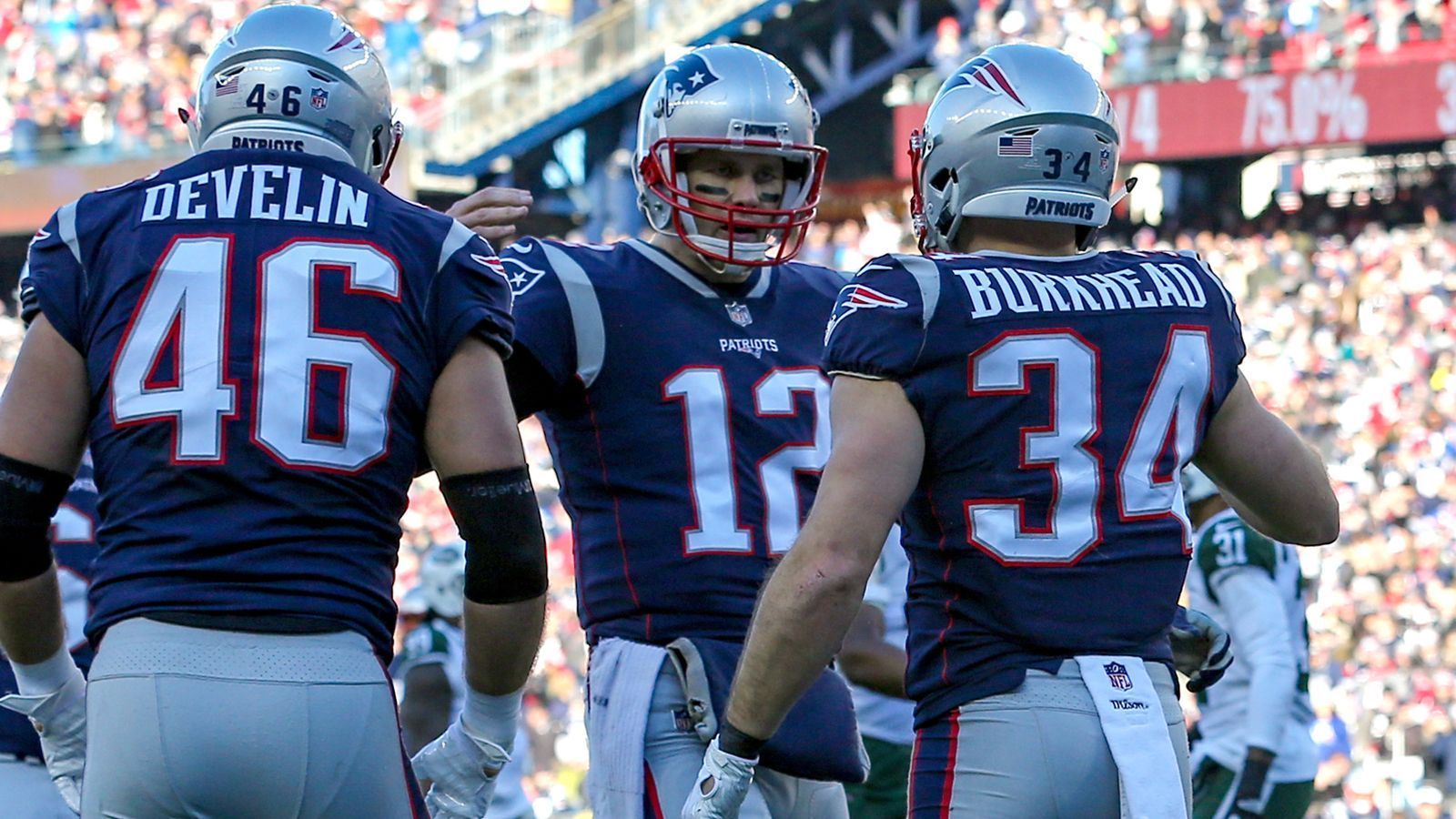 
                <strong>Week 17: Patriots neunte Divisional-Round-Quali in Serie</strong><br>
                Die New England Patriots haben sich mit ihrem Heimsieg gegen die New York Jets die Bye-Week gesichert und steigen erst in zwei Wochen in der Divisional Round in die Playoffs ein. Die Mannschaft um Quarterback Tom Brady hat sich bereits zum neunten Mal in Folge direkt für die 2. Playoff-Runde qualifiziert und somit einen neuen Rekord aufgestellt.  
              