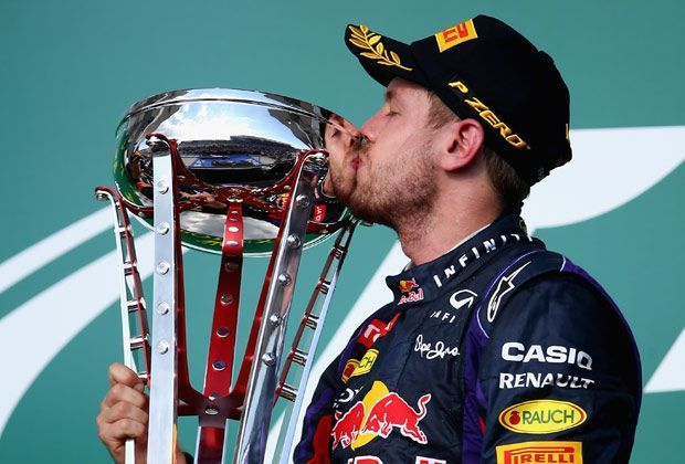
                <strong>Kuss für den Pokal</strong><br>
                Nie zuvor hat ein Formel-1-Fahrer in einem Jahr acht Rennen am Stück gewonnen. Nach seinem historischen Sieg gibt Vettel dem Pokal auf dem Podium einen dicken Schmatzer. Vermisst werden bei der Siegerehrung nur die bekannten Cowboy-Hüte vom Vorjahr
              