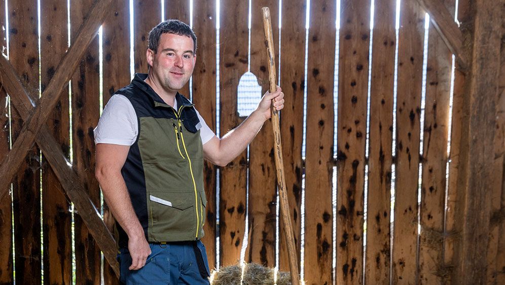 Seppi betreibt im Nebenerwerb einen Rindermast- und Forstbetrieb. Zu seinem Hof gehören 20-27 Rinder und 2 Hofkatzen.