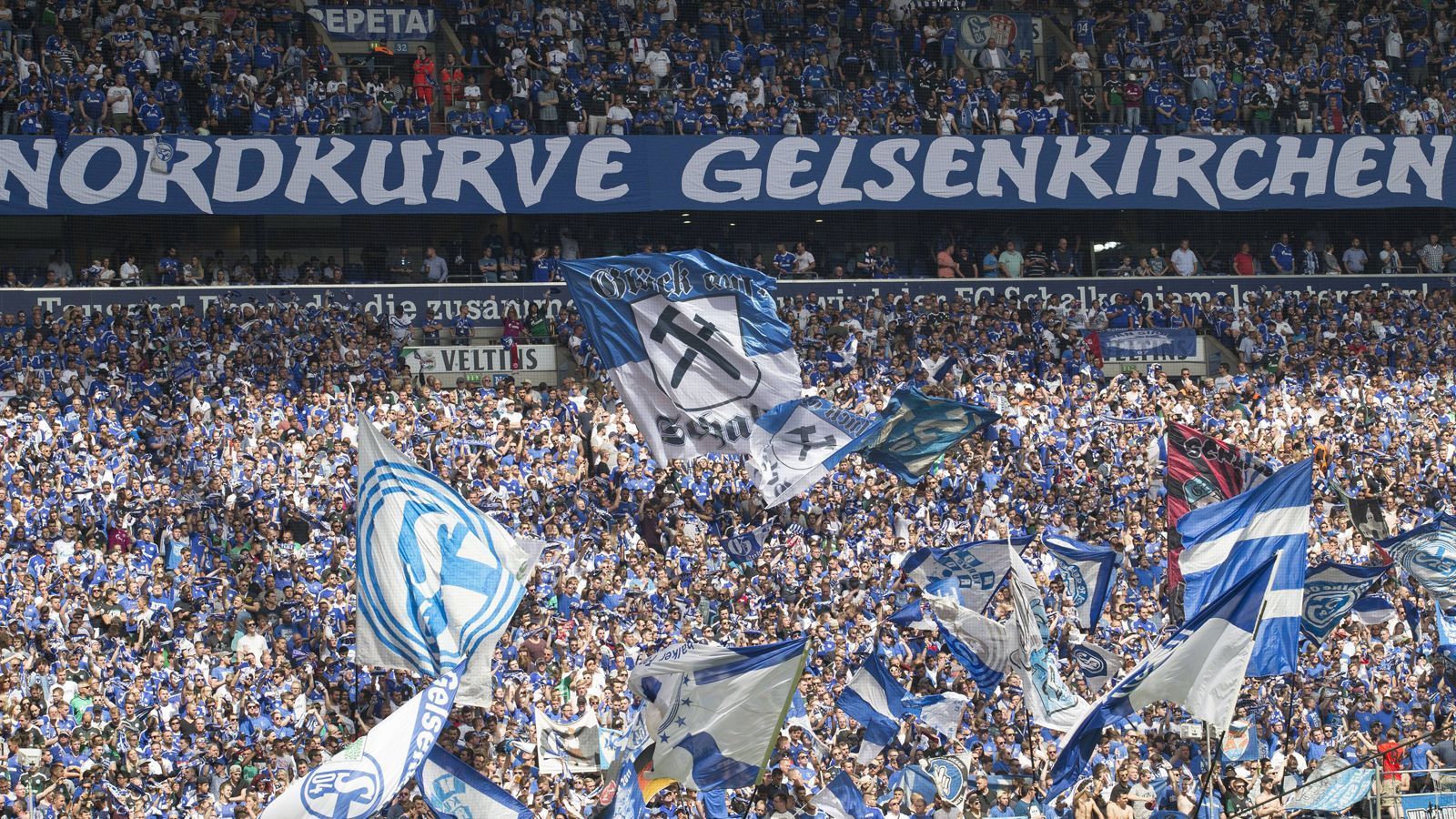 
                <strong>3. FC Schalke 04</strong><br>
                Zuschauerschnitt 2017/18: 61.196Gesamt: 1.040.336Vorjahr: 60.506Ausverkaufte Spiele: 6 von 17
              