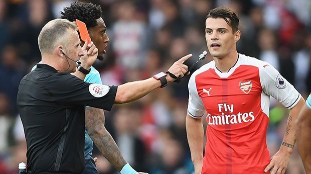 
                <strong>Granit Xhaka: Acht Rote Karten in zweieinhalb Jahren</strong><br>
                Im Oktober musste der Arsenal-Profi im Ligaspiel gegen Swansea auch schon vorzeitig duschen gehen. Wieder wegen eines zu harten Foulspiels. Für die "Gunners" war es ein erfolgreicher Nachmittag mit dem 3:2-Sieg gegen Swansea City. Doch er hatte durch Xhakas Aktion einen faden Beigeschmack ...
              