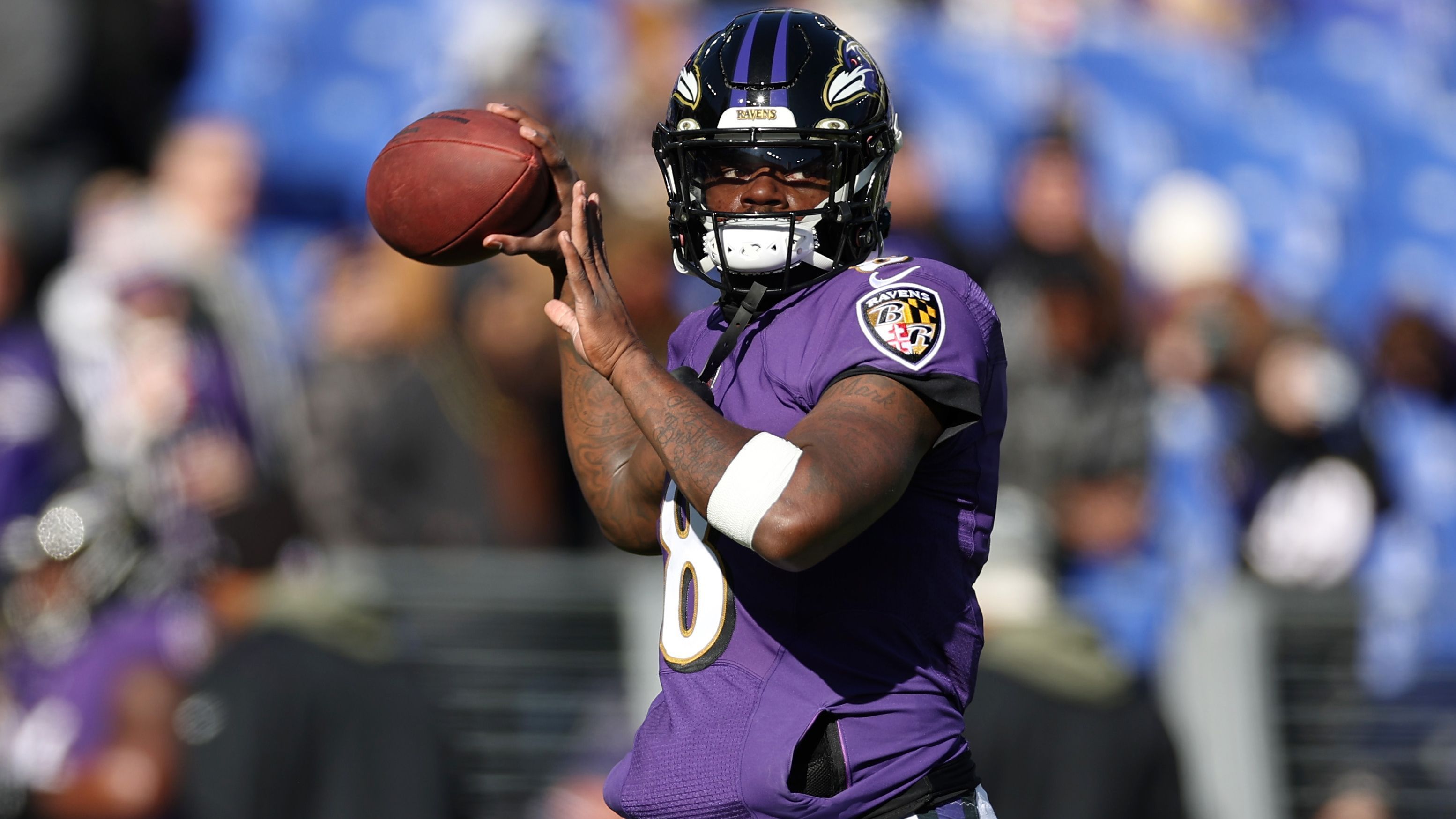 
                <strong>Lamar Jackson (Baltimore Ravens)</strong><br>
                Beim kürzlich stattgefundenen League Meeting erzählte Pats-Owner Kraft noch vollmundig, dass Rapper Meek Mill ihn über Lamar Jacksons angebliches Interesse, für die Patriots zu spielen, informiert habe. Obwohl der ehemalige MVP einen Trade von den Baltimore Ravens gefordert hat, zögern interessierte Teams bisher aber mit Angeboten. Bei den Patriots würde Jackson laut "Patriots.com"-Redakteur Paul Perillo durchaus ins System des neuen Offensive Coordinators Bill O'Brien passen, der bereits in seiner Zeit bei den Houston Texans mit Deshaun Watson bewiesen hat, dass er mit einem Dual-Threat-Quarterback gut zusammenarbeiten kann. Dennoch dementierten zahlreiche NFL-Reporter, darunter auch der renommierte Mike Reiss von "ESPN", dass an dem Gerücht etwas dran sei. In Hinblick auf einem kolportierten Gegenwert von zwei Erstrundenpicks und womöglich dazu noch Playmaker Jones on top in Kombination mit einem Vertrag von mehr als 200 Millionen Dollar für Jackson wäre ein Trade demnach sehr unrealistisch.
              