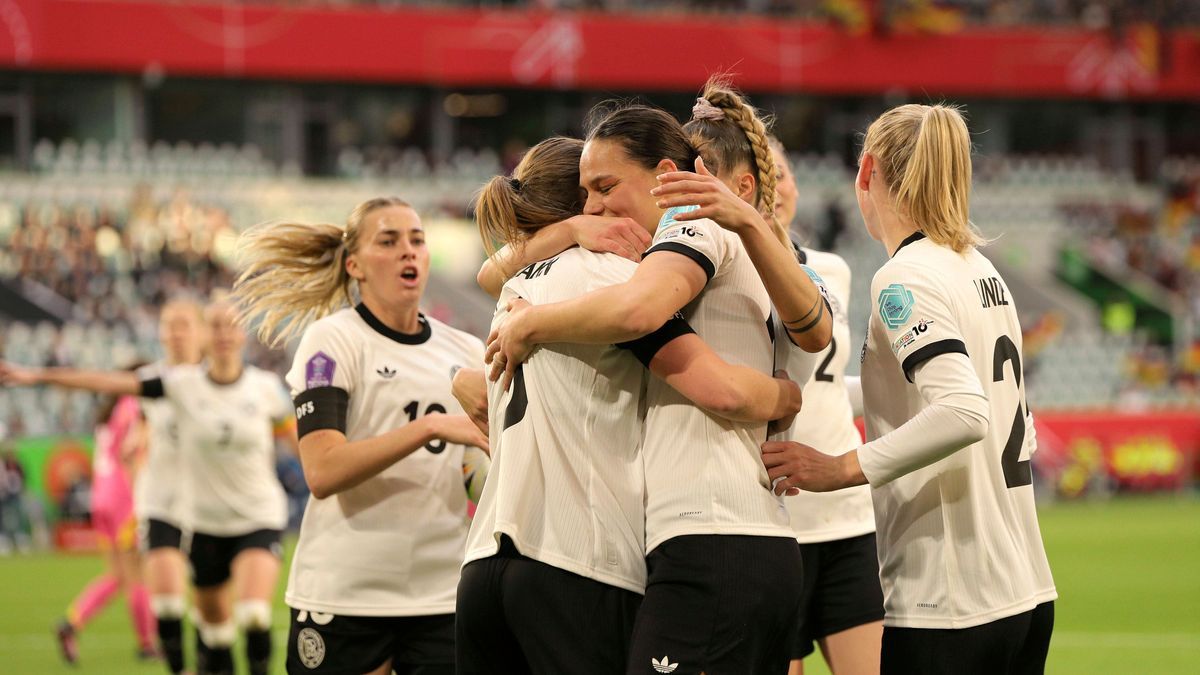 Foto : Torjubel bei den DFB Damen nach dem 3-1 Treffer von Giovanna HOFFMANN ( Deutschland ) , sie wird umarmt von Sarai LINDER (rechts) , Jule BRAND und Sydney LOHMANN und hinten links Laura FREIG...