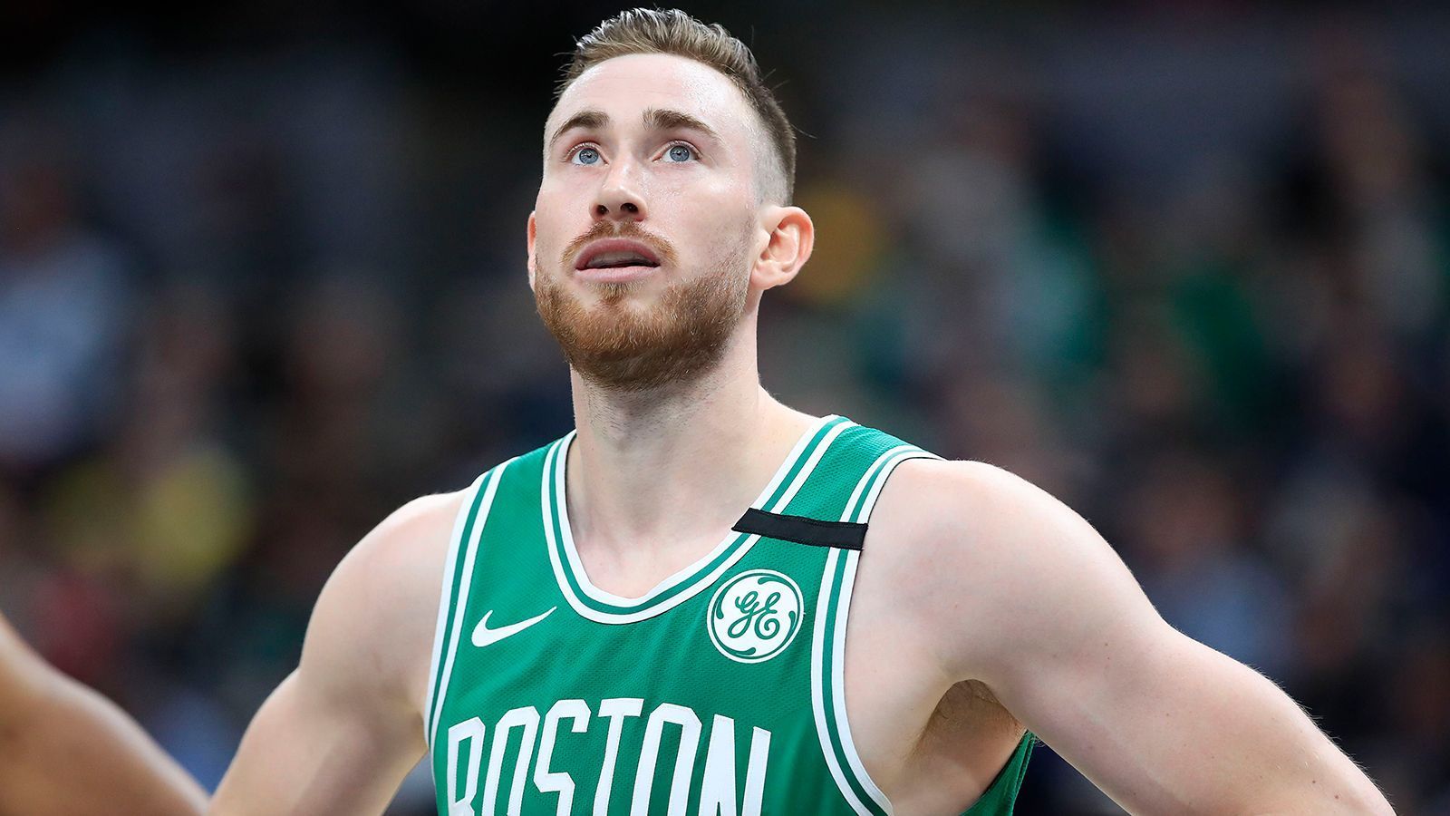 
                <strong>Gordon Hayward (Boston Celtics)</strong><br>
                Ein ganz interessanter Name auf dieser Liste. Mit fast 32 Mio. Dollar Grundgehalt ist Hayward der bestbezahlte Free Agent in diesem Jahr. Der 30 Jahre alte Forward hat sich von seiner schweren Knöchelverletzung im Jahr 2017 erholt und ist jetzt auf dem Karriere-Peak. Er kann jedem Team helfen, kostet aber auch eine Menge Geld. Über die Players Option könnte Hayward auch bei den Celtics bleiben. Das Rennen ist völlig offen. Gut vorstellbar, dass der neunte Pick im Draft von 2010 in Boston bleibt und auch einen neuen Vertrag unterschreibt. 
              