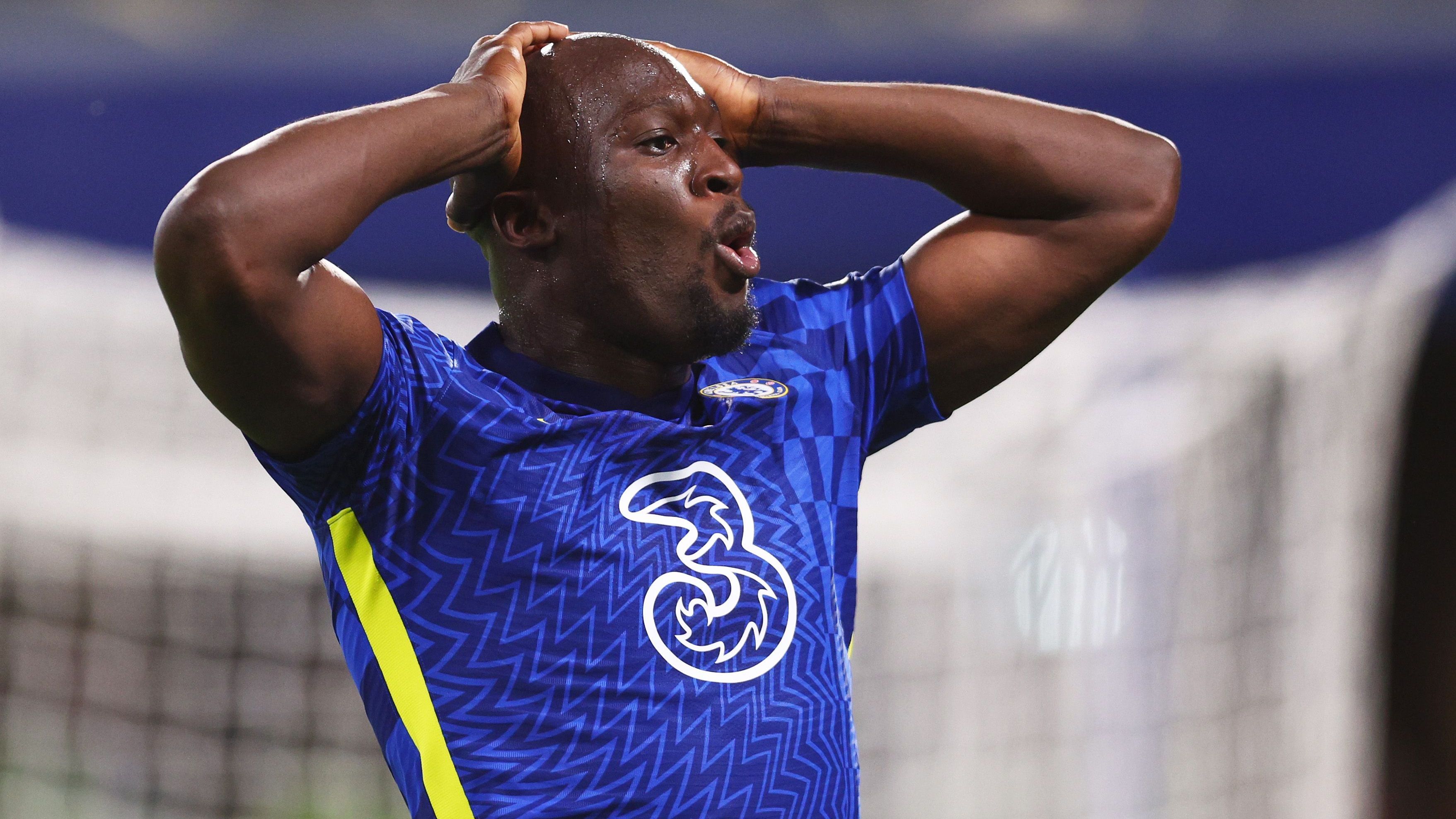 <strong>Platz 7: Romelu Lukaku (von Inter Mailand zum FC Chelsea)</strong><br>Es ist nicht der einzige teure Transfer des Klubs aus dem Westen Londons. Romelu Lukakus <strong>113-Millionen-Euro</strong>-Wechsel von Inter zum FC Chelsea im Sommer 2021 entpuppte sich aber als derber Fehlgriff für die Blues: Nach nur einer enttäuschenden Saison wird der belgische Stürmer zurück an die Nerazzurri verliehen. Mittlerweile steht der "Big Rom" bei der SSC Neapel unter Vertrag und wurde gerade italienischer Meister.