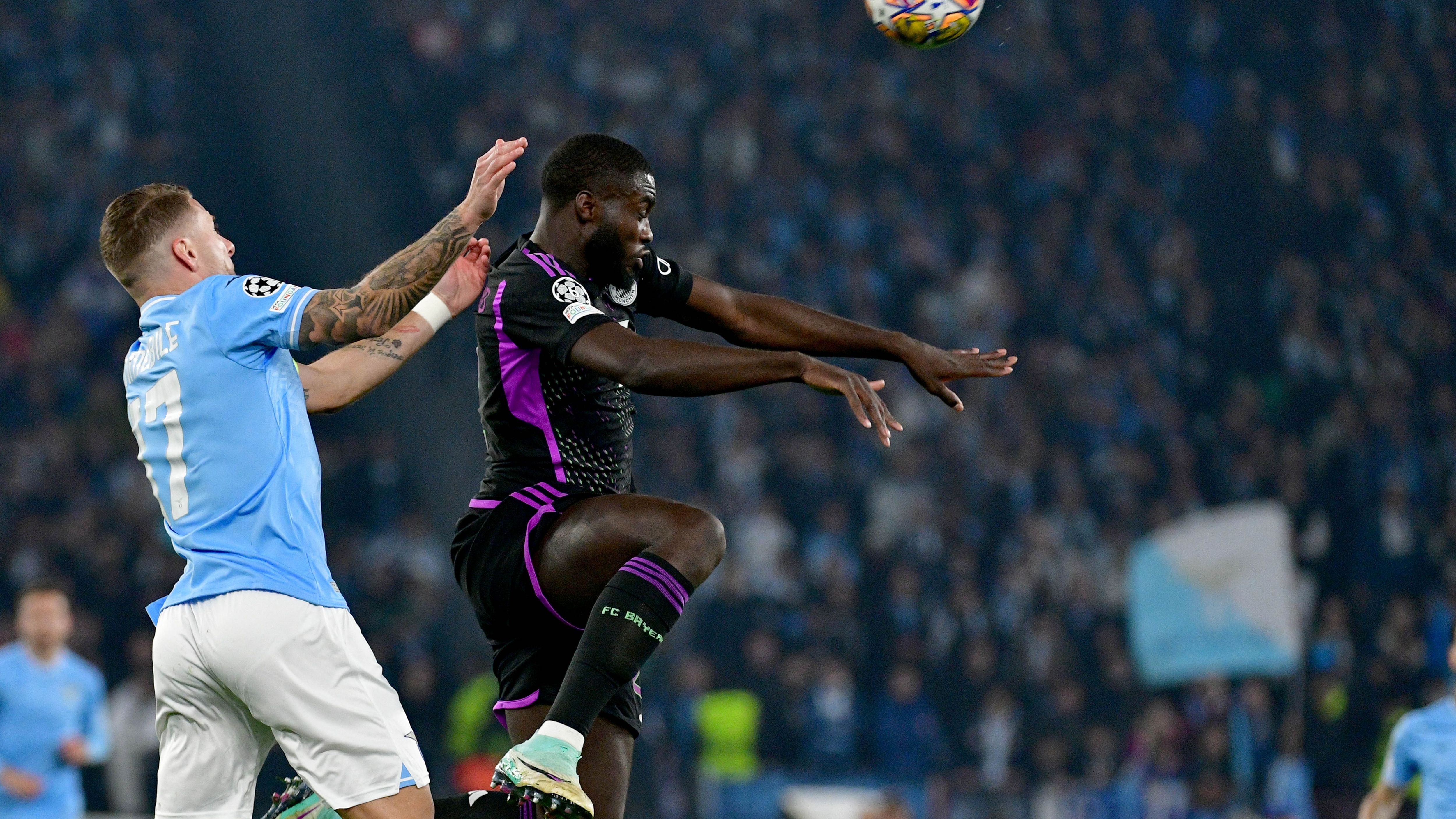 <strong>Dayot Upamecano (FC Bayern München)</strong><br>Spielt in der ersten Halbzeit seine Schnelligkeit immer aus, sodass Lazio über seine Seite selten Gefahr ausstrahlt. Nach der Pause erst mit schlimmem Ballverlust gegen Luis Alberto, die zu Isaksen Großchance führt, dann mit dem unnötigen Tritt auf Isaksens Knöchel im Strafraum. Dafür sieht er Rot und den fälligen Elfmeter verwandelt Immobile zum 0:1. <strong><em>ran</em>-Note: 5</strong>