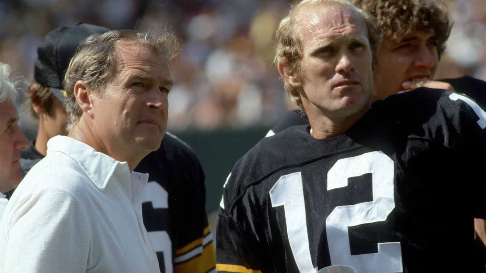 
                <strong>Terry Bradshaw (Pittsburgh Steelers, Saison 1974)</strong><br>
                In Week 7 der Saison 1974 startete Terry Bradshaw erstmals für die Steelers und ging in elf der verbleibenden 13 Spielen der Regular Season als Sieger vom Platz. In Super Bowl IX setzte sich Pittsburgh dann mit 16-6 gegen die Minnesota Vikings durch. Es sollte die erste von vier Championships binnen sechs Jahren mit dem Hall of Famer sein.
              