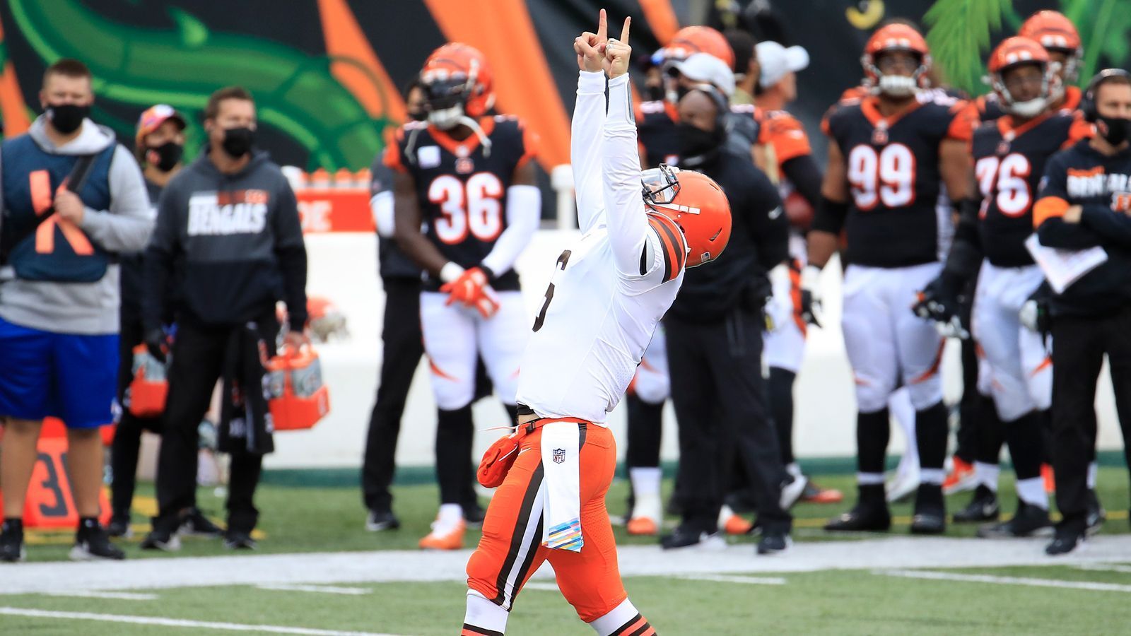 
                <strong>Gewinner: Baker Mayfield</strong><br>
                War es das beste Spiel in Baker Mayfields Karriere? Nachdem der Quarterback mit einer Interception unglücklich ins Spiel startete, fing Mayfield im Laufe des Spiels Feuer und konterte immer wieder Führungen der Cincinnati Bengals. Höhepunkt war sein Game-Winning-Drive mit etwas über 60 Sekunden auf der Uhr. Mayfield dirigierte seine Offense bis zur 24-Yard-Linie und fand anschließend Donovan People-Jones mit einem Traumpass zum Sieg. Jetzt muss Mayfield solche Spiele nur noch konstanter liefern.
              