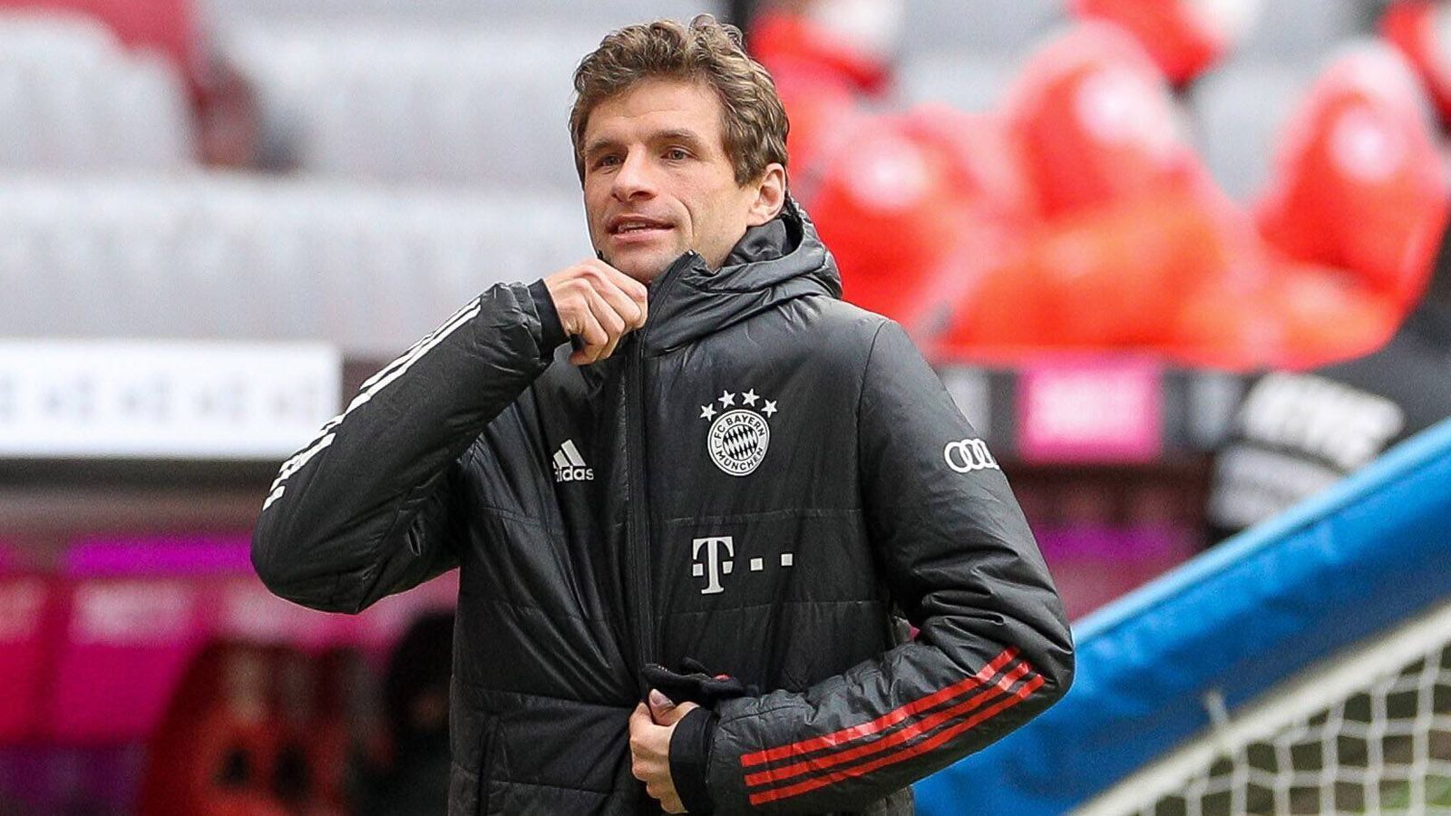 
                <strong>Thomas Müller</strong><br>
                Gerade in der hochtalentierten, aber teilweise noch etwas unerfahrenen Offensive im DFB-Team könnte Müller ein wichtiger Fixpunkt sein, bei dem auch Bundestrainer Löw weiß, was er bekommt. Zudem ist Müller, der oftmals als "Raumdeuter" bezeichnet wird, flexibel einsetzbar und würde wohl auch keinen Stunk machen, sollte er trotz Nominierung mal nicht zum Einsatz kommen. 
              