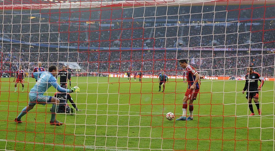 
                <strong>2015: FC Bayern - Hamburger SV 8:0</strong><br>
                Beim zweiten von drei Hamburger Debakeln in München innerhalb von vier Jahren steht Jaroslav Drobny im Tor, Rene Adler sitzt nur auf der Bank. Den Bayern ist es egal. Sie feuern wieder aus allen Rohren und schießen den Dino mit 8:0 ab. Als Doppelpacker betätigen sich Thomas Müller, Mario Götze und Arjen Robben, Robert Lewandowski (Bild) trifft genauso wie Franck Ribery einmal.
              