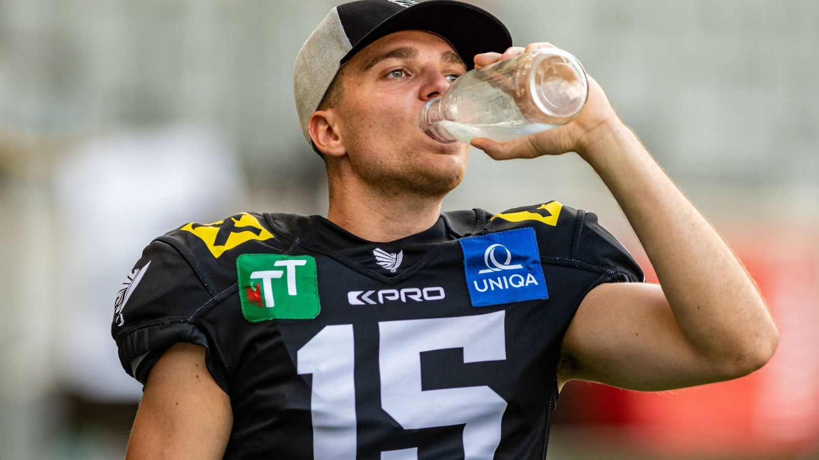 
                <strong>Leo Kober (Tirol Raiders)</strong><br>
                Die Raiders Tirol haben den deutschen Quarterback Leo Kober zurückgeholt. Der ehemalige Junioren-Nationalspieler stand bereits bis zum vergangenen Jahr unter Vertrag und soll der Ersatz von Sean Shelton werden. Kober spielte bereits in den USA für die Iowa Wesleyan University.
              