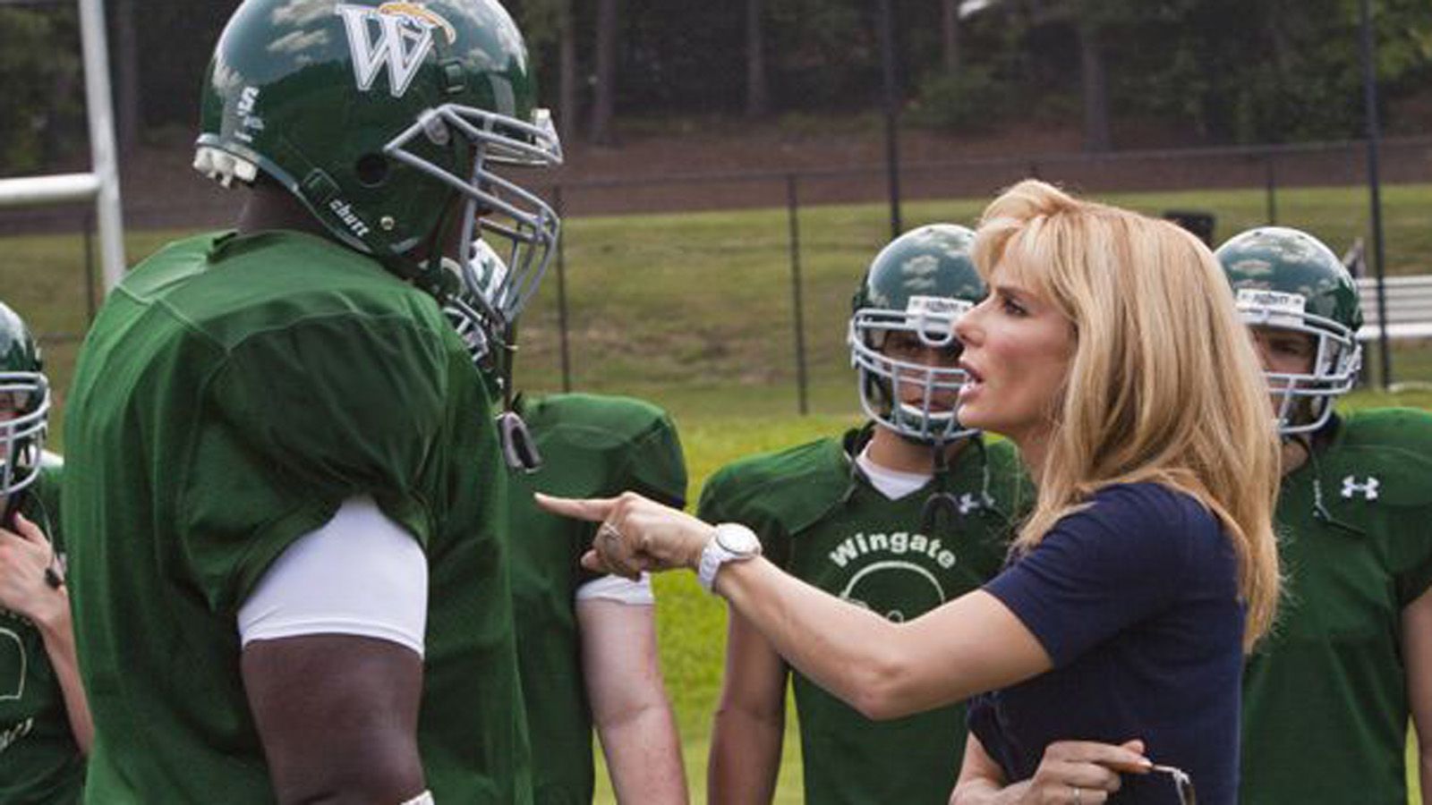 <strong>Blind Side - Die große Chance (2009)</strong><br>
                Der Film erzählt die Geschichte des späteren NFL-Stars Michael Oher (spielte bis 2017 bei den Carolina Panthers). Die Innenarchitektin Leigh Anne Tuohy (Sandra Bullock) übernimmt die Vormundschaft für den jungen Oher und bringt ihn in das örtliche Highschool-Football-Team ...