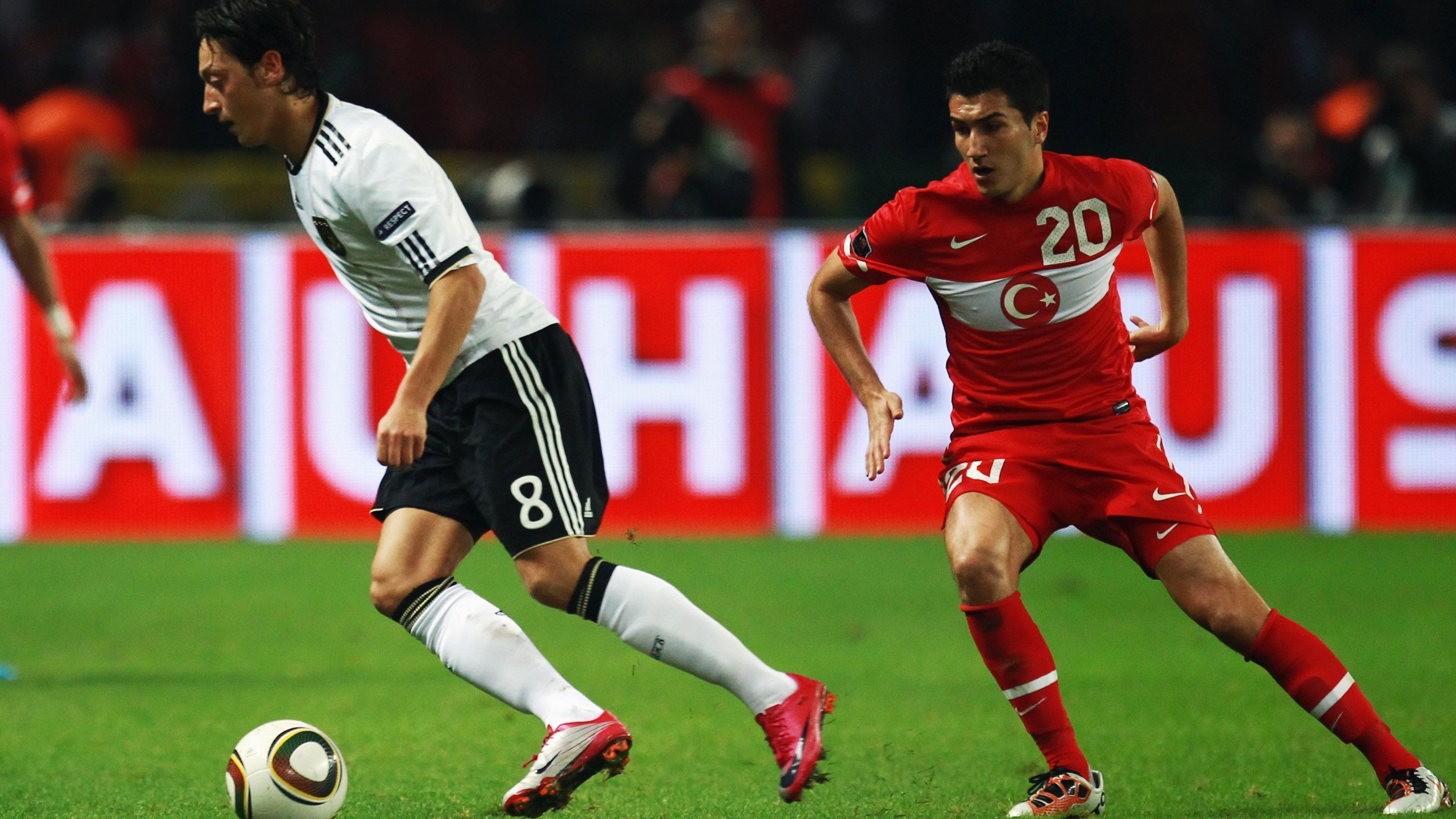 <strong>Türkei: Nuri Sahin</strong><br>Mit damals 22 Jahren war Dortmunds Nuri Sahin im Oktober 2010 der jüngste Spieler in der türkischen Startelf im Duell gegen Deutschland. Der Mittelfeldspieler hatte im Olympiastadion seine Mühe damit, unter anderem Özil aus dem Spiel zu nehmen. Heute ist der 35-jährige Sahin längst Trainer in der Süper Lig bei Antalyaspor.&nbsp;