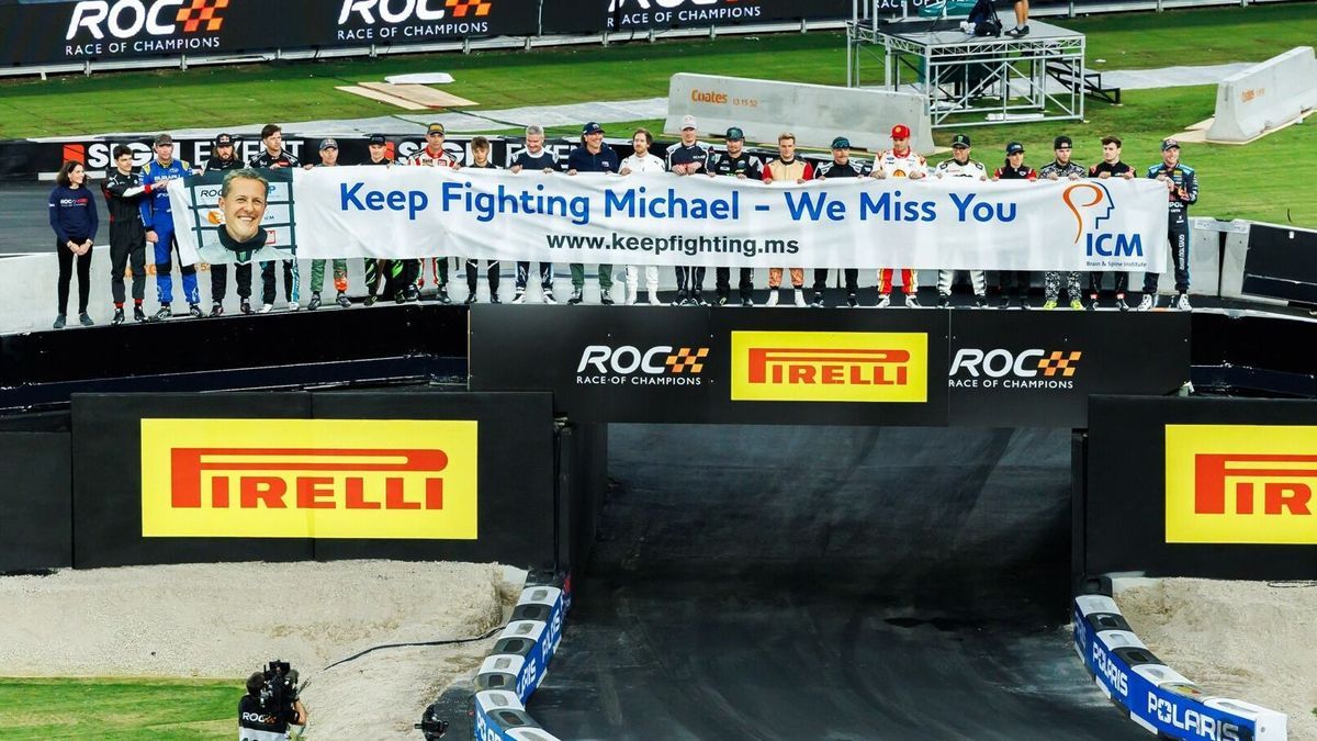 Die Teilnehmer des Race of Champions 2025 versammelten sich hinter einem Banner für Michael Schumacher