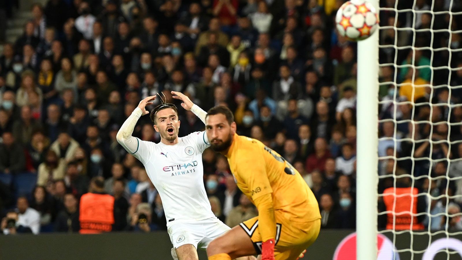 
                <strong>Jack Grealish (Manchester City)</strong><br>
                Der teuerste Engländer der Geschichte war gerade in der ersten Halbzeit ein echter Aktivposten, verzweifelte aber immer wieder an der PSG-Defensive und hier vor allem an Marco Verratti. Der Italiener zeigte Grealish deutlich die Grenzen auf und zwang ihn zu einigen Unachtsamkeiten. Der 117-Millionen-Euro-Mann konnte auch nach der Pause nicht die ganz großen Akzente setzen und wurde nach 68 Minuten für Foden ausgewechselt. 
              