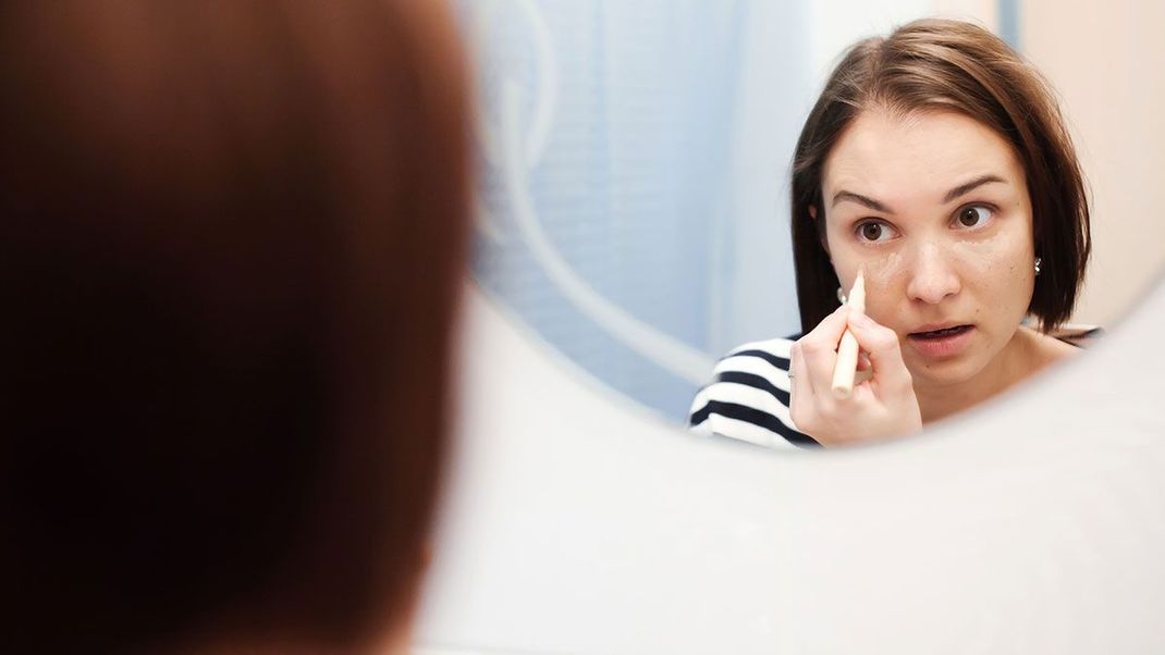 Pinsel oder Finger? Wir verraten euch die Make-up Schritte zum Auftragen und Tragen des White Concealer Trends.