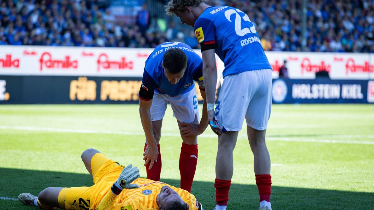 1. Fußball-Bundesliga: Holstein Kiel vs. Club Freiburg; 10.05.25 Thomas Dähne (Holstein Kiel, Nr.21) am Boden 1. Fußball-Bundesliga: Holstein Kiel vs. Sport-Club Freiburg, Holstein-Stadion am 10.05...