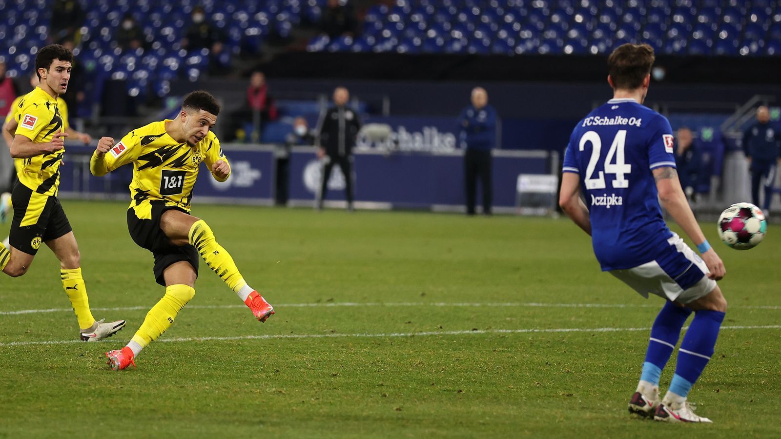 
                <strong>Dortmunds Jadon Sancho schreibt mit seinem 35. Tor Geschichte</strong><br>
                Beim 4:0-Sieg Dortmunds am 22. Spieltag beim Revierderby auf Schalke stand neben dem Doppeltorschützen Erling Haaland auch Jadon Sancho im Fokus. Der Engländer erzielte in der ersten Halbzeit den Führungstreffer für den BVB in der Veltins-Arena und stellte damit einen neuen Bundesliga-Rekord auf. Damit hat der Nationalspieler nun 35 Bundesliga-Treffer auf dem Konto und das im zarten Alter von erst 20 Jahren, zehn Monaten und 26 Tagen. So jung war vor Sancho noch kein anderer Bundesliga-Profi zum Zeitpunkt seines 35. Bundesliga-Treffers. (Quelle: optafranz/twitter)
              