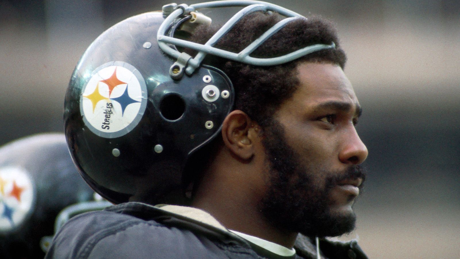 
                <strong>Pittsburgh Steelers: Joe Greene (Defensive Tackle) </strong><br>
                Greene war eine Schlüsselfigur in der legendären Steelers-Verteidigung der 1970er Jahre und half dem Team, vier Super-Bowl-Titel zu gewinnen.
              