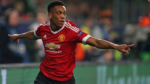 
                <strong>Anthony Martial (2015)</strong><br>
                2015: Anthony Martial holt den "Golden Boy Award" des besten Jungstars der Zeitung "Tuttosport". Der 20-Jährige wurde bei Olympique Lyon ausgebildet, wechselte 2013 zu Monaco und im Sommer für rund 50 Millionen zu United. Zahlt sich so viel Geld für so einen jungen Spieler aus? Bislang erzielte der Franzose drei Tore in der Liga und zwei in der Champions League. Doch einige seiner Vorgänge legten eine steile Karriere hin ... 
              