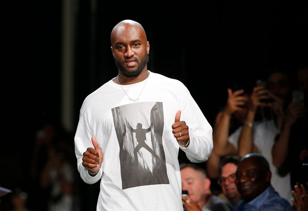 Virgil Abloh am Ende der Fashionshow der Männerkollektion von Off-White im Jahr 2019. Er wurde als der "Karl Lagerfeld seiner Generation" bezeichnet - große Fußstapfen, die Pharrell jetzt füllen muss.