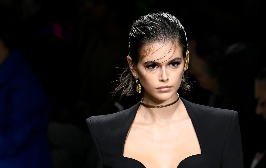 Kaia Gerber zeigt, dass man auch mit kurzen Haaren den coolen Baby-Hair-Style rocken kann.