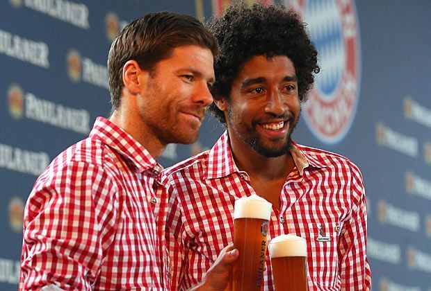 
                <strong>FC Bayern beim Paulaner-Shooting</strong><br>
                ... wenig später trägt der spanische Mittelfeldstratege dann auch die bayrische Tracht. Gemeinsam mit Verteidger Dante posiert er für die Kameras in dem für ihn sicherlich bisher ungewohnten Outfit.
              