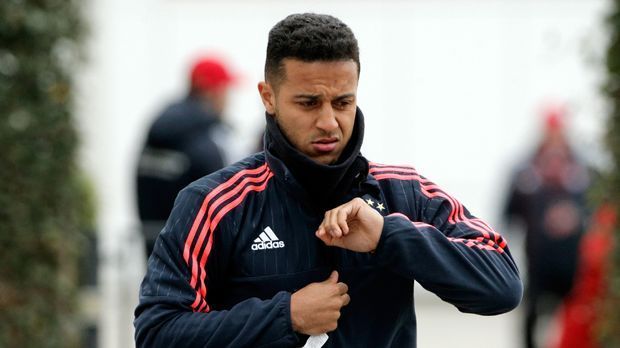 
                <strong>Thiago</strong><br>
                Thiago: Den Mittelfeldspieler könnte einmal mehr seinem Lehrmeister - Pep Guardiola - nach Manchester folgen, was sowohl in Deutschland als auch England schon diskutiert wird. In dieser Saison liefert der Spanier sehr unkonstante Leistungen ab. Zumal mit Renato Sanches nun ein Mega-Talent zum FC Bayern kommt, der auf derselben Position spielt. Für die Bayern kommt er auf insgesamt 78 Partien.
              