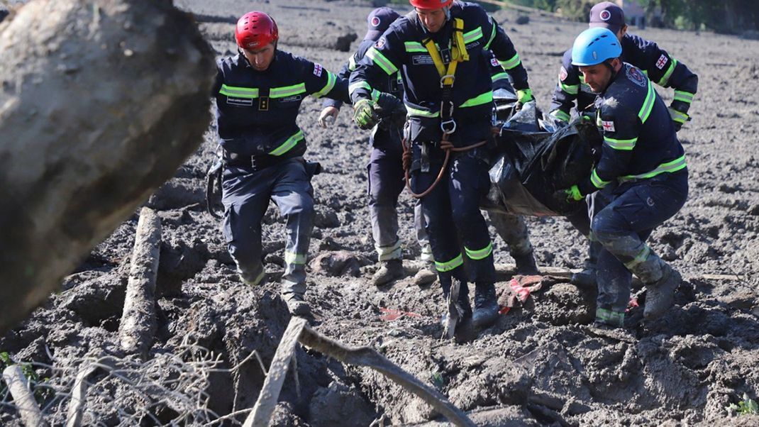 Infolge eines Erdrutsches sind in einem Ferienort in Georgien im Kaukasusgebirge offiziellen Angaben zufolge mindestens elf Menschen ums Leben gekommen.