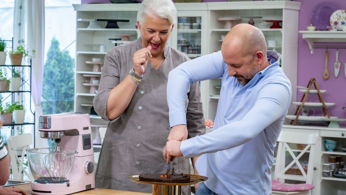 Bettina Schliephake-Burchardt und Christian Hümbs aus "Das große Backen" 2024 beim verzweifelten Versuch, eine Karamelltorte anzuschneiden.