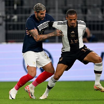 Deutschlands Leroy Sane im Duell mit Frankreichs Theo Hernandez