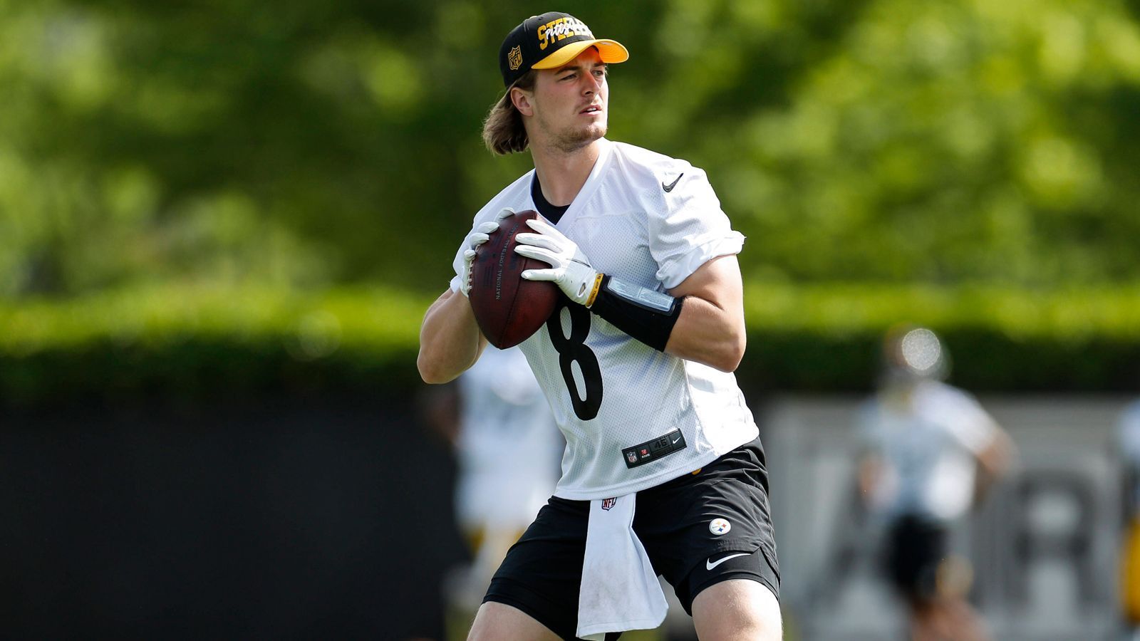 
                <strong>Kenny Pickett, Pittsburgh Steelers (Runde 1, Nr. 20)</strong><br>
                Pickett ist der einzige Quarterback, der in der 1. Runde gedraftet wurde. Bei den Steelers findet er gute Voraussetzungen vor: Franchise-Ikone Ben Roethlisberger ist zurückgetreten. Die beiden vorhandenen Quarterbacks Mitch Trubisky und Mason Rudolph verkörpern kein Top-Niveau. Für Pittsburgh scheint Pickett die Zukunft zu sein – ansonsten wäre er nicht in der 1. Runde gepickt worden. Im Minicamp agierte er allerdings als dritter Mann. Er nimmt seine Rolle als Neuling an und sagt: "Ich versuche zu lernen. Ich stelle Mitch und Mason so viele Fragen wie möglich." Pickett scheint langfristig aufgebaut zu werden. Sollte Trubisky allerdings bei dem schweren Auftaktprogramm gegen Cincinnati, New England und Cleveland scheitern, könnten die Rufe nach Pickett ertönen.  
              