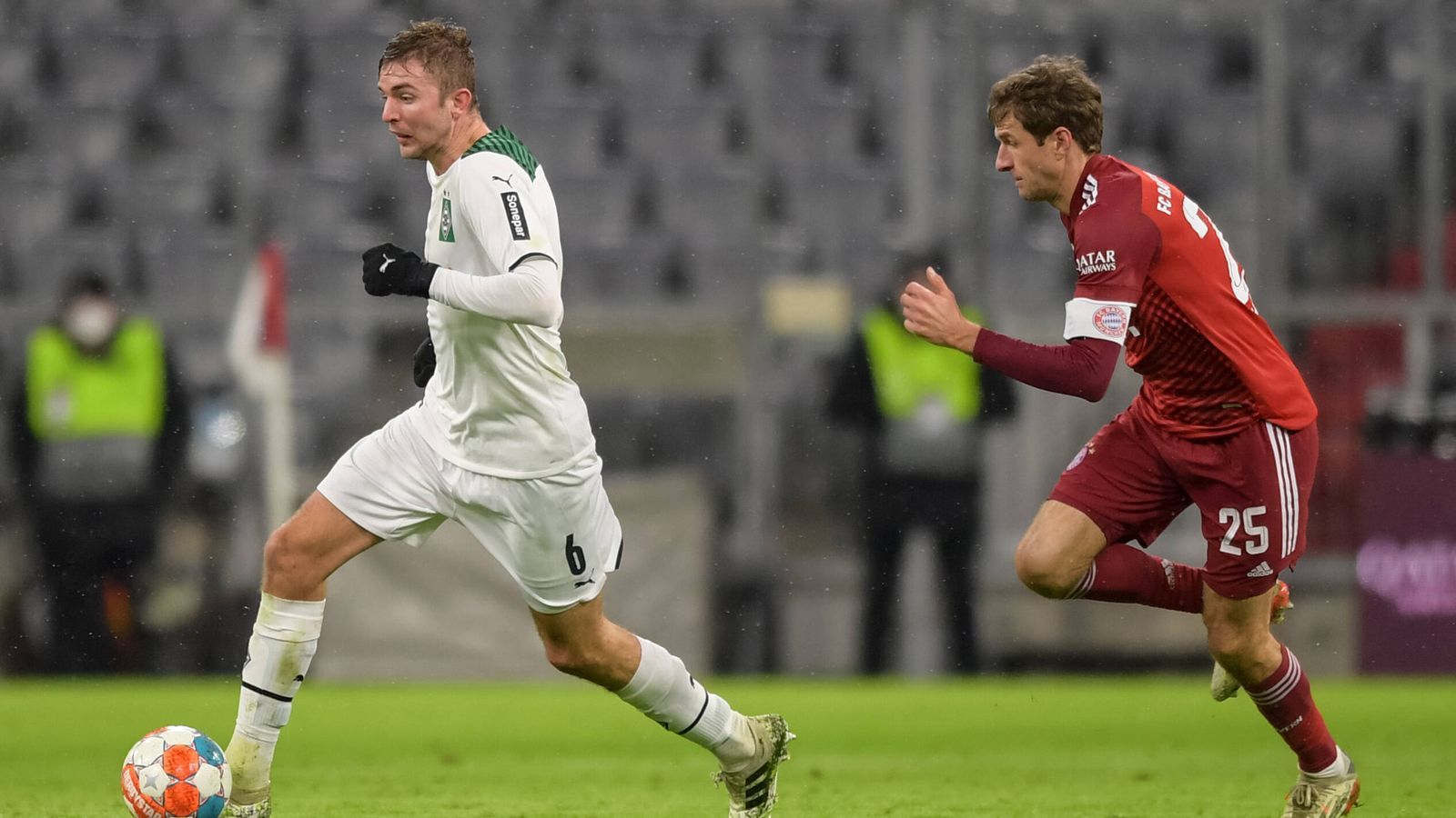 
                <strong>Christoph Kramer</strong><br>
                Der Routinier tut dieser Gladbacher Mannschaft einfach gut. Seine Ruhe, seine Umsicht und seine Ballsicherheit verleihen dem nach wie vor recht zerbrechlich wirkenden Spiel der Fohlenelf zumindest ein bisschen Sicherheit. Auch im Spielaufbau und in der Offensive immer wieder beteiligt, gibt in der Münchner Allianz Arena mit seinem unermüdlichen Einsatz den Mittelfeldmotor der Borussia. Ein starker Auftritt.ran-Note: 2
              