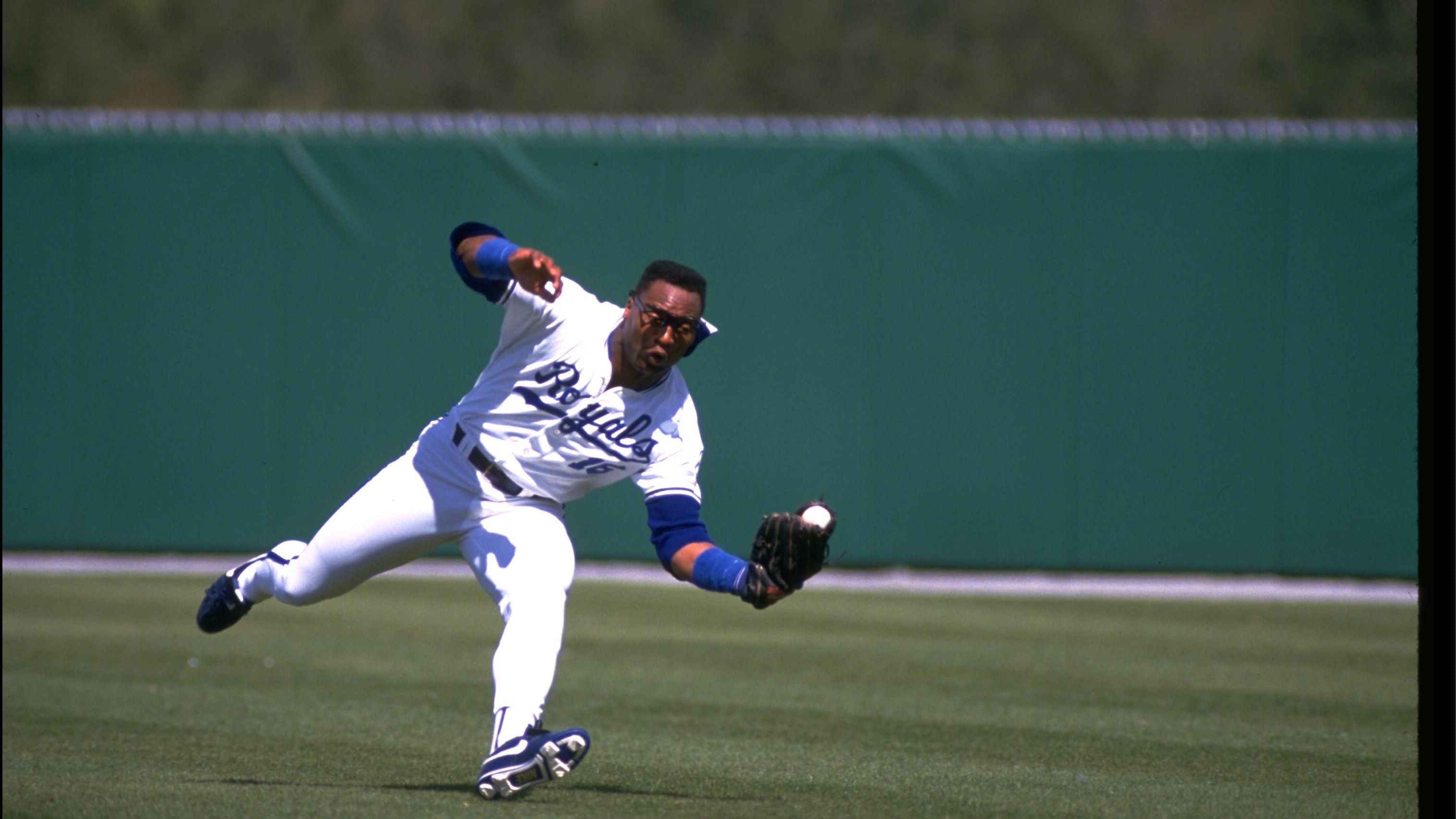 <strong>Bo Jackson</strong><br>Der dritte Streiker im Bunde: Bo Jackson! Der hatte prinzipiell nichts gegen ein spezifisches Team - solange dieses ihn auch zeitgleich Baseball spielen ließ. Das war bei den Buccaneers, die ihn mit Pick eins auswählten, nicht der Fall. Jackson setzte die Saison 1986 aus und spielte in der MLB für die Royals. Sein Draft-Recht verfiel. 1987 konnten ihn die Raiders an 183. Stelle auswählen - und ermöglichten ihm eine Karriere in beiden Sportarten.