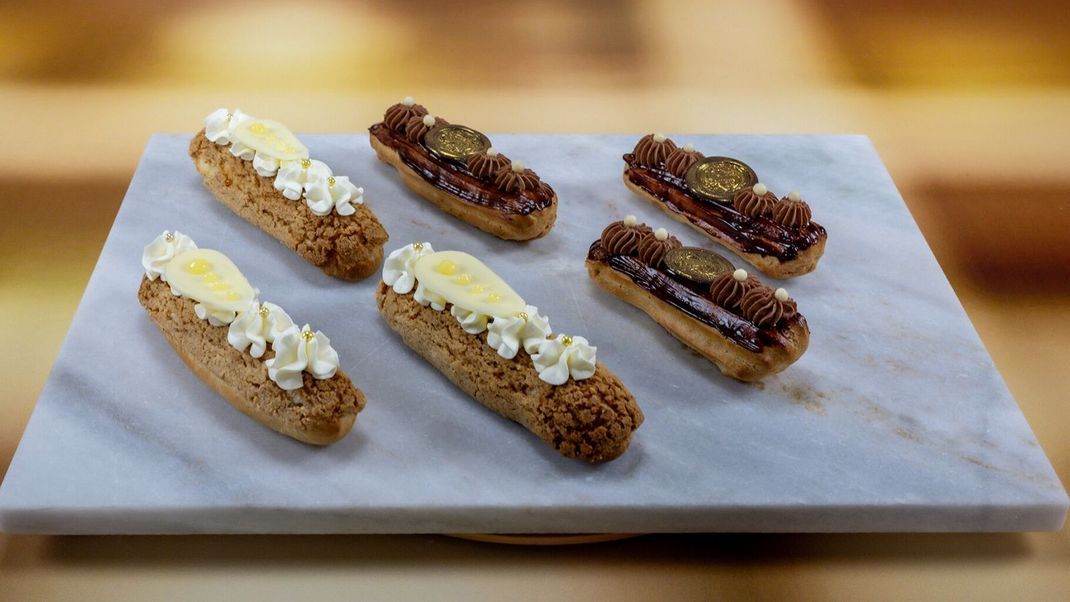 Eclairs mit Schoko-Mokka-Creme und Chili-Kirsch-Kompott
& Eclairs mit Craquelin, Zitronen-Schmand-Creme und Lemon Curd