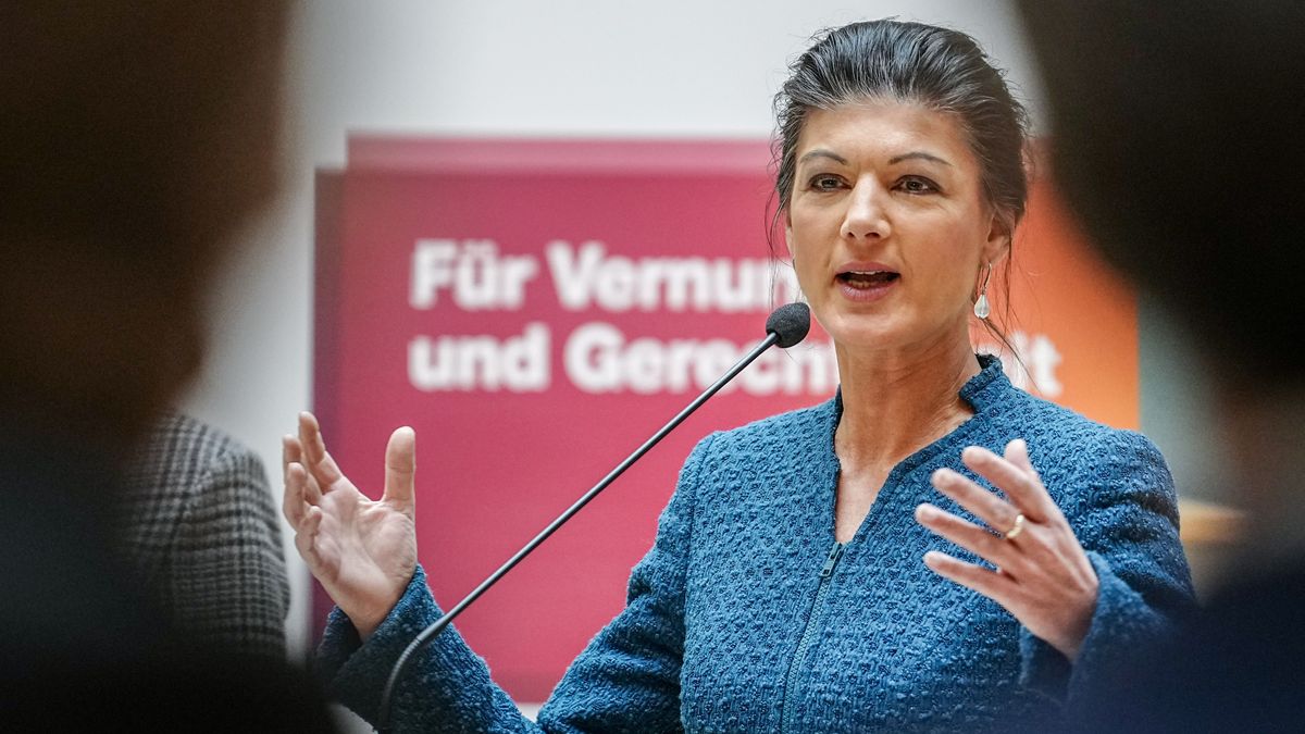 12.12.2023, Berlin: Sahra Wagenknecht, Bundestagsabgeordnete, spricht anlässlich der Konstituierung der Gruppe «Bündnis Sahra Wagenknecht - Für Vernunft und Gerechtigkeit» auf einer Pressekonferenz. 