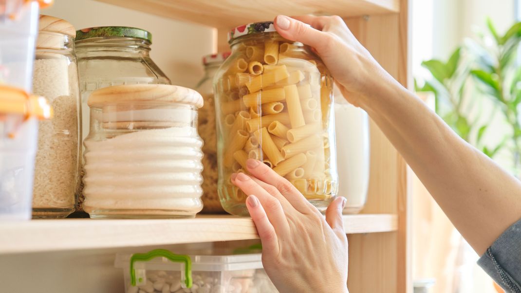 Nudeln aus Hartweizengrieß halten sehr lange, genau wie Zucker, Salz, Linsen und Mehl.