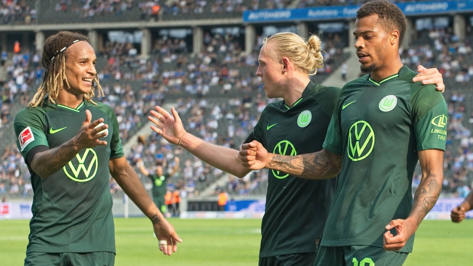 
                <strong>Platz 8: VfL Wolfsburg </strong><br>
                Einen ähnlichen Sommer erlebte der VfL Wolfsburg. Der Champions-League-Teilnehmer hat es geschafft, Abwehrchef Maxcence Lacriox zu halten und muss auch sonst abgesehen von Josip Brekalo, der per Leihe zum FC Turin wechselte, keine schmerzhaften Abgänge betrauern. Stattdessen stoßen Kölns Sebastiaan Bornauw, Luca Waldschmidt, Dodi Lukebakio und Lukas Nmecha hinzu. Mit Aster Vranckx sicherte sich Jörg Schmadtke außerdem ein vielversprechendes Talent vom KV Mechelen. Der starke Kader aus dem vergagenen Saison ist also nicht nur verstärkt, sondern vor allem verbreitert worden. Vielleicht können sich die "Wölfe" erneut in den Champions-League-Plätzen behaupten. Der Start war vielversprechend. 
              